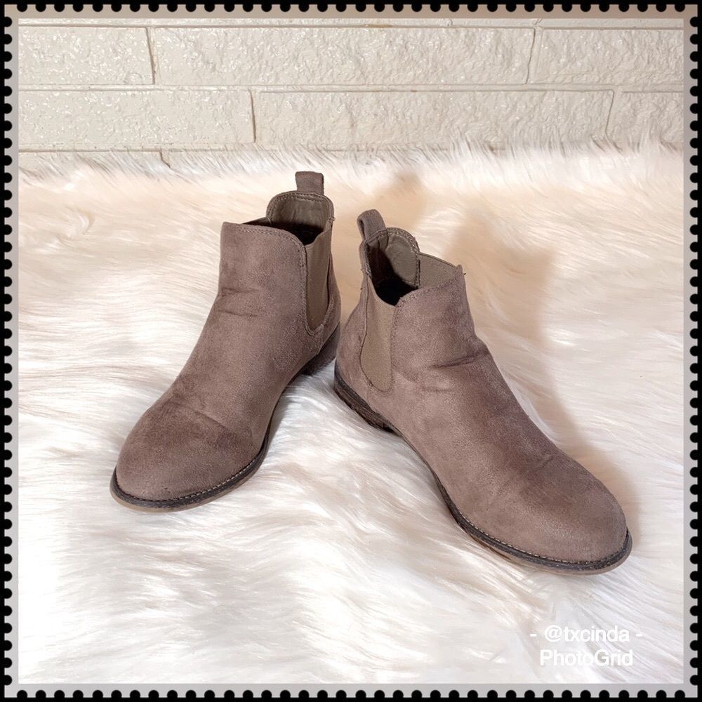 CATHY JEAN Distressed Cocoa Chelsea Ankle Boots